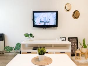 ein Wohnzimmer mit einem Flachbild-TV an der Wand in der Unterkunft BEST LOCATION IN HEART OF PALERMO SOHO 2 BD in Buenos Aires