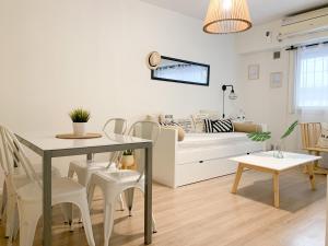 sala de estar con mesa y sofá en BEST LOCATION IN HEART OF PALERMO SOHO 2 BD en Buenos Aires