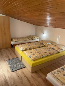 Кровать или кровати в номере Apartmán ANNA