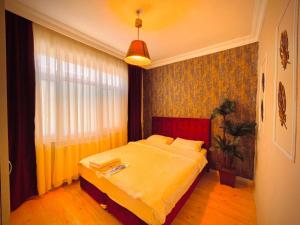 um quarto com uma cama grande num quarto em Rio Suite Hotel em Istambul