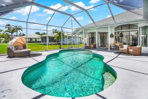Πισίνα στο ή κοντά στο Exquisite 4-Bedroom Villa with Heated Pool Sarasota Area