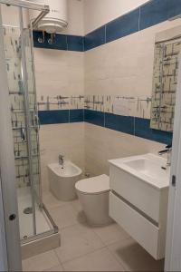 A bathroom at A Tre Piani Sul Mare
