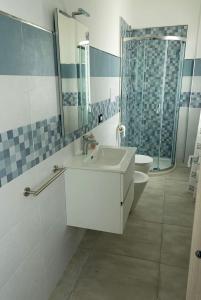A bathroom at A Tre Piani Sul Mare