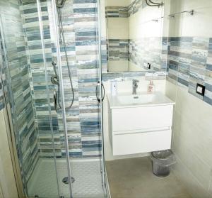 A bathroom at A Tre Piani Sul Mare