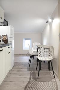 a kitchen with a table and chairs in a room at NA PODDASZU in Chełmża