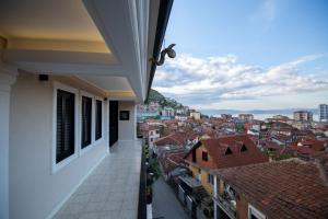 einen Balkon mit Stadtblick in der Unterkunft Boutique Hotel Kooperativa in Pogradec