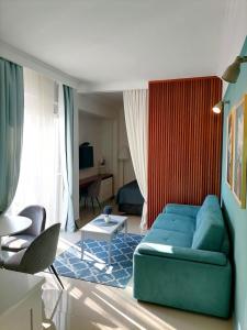 sala de estar con sofá azul y dormitorio en Anja apartment_City Center_, en Bar