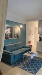 sala de estar con sofá azul y mesa en Anja apartment_City Center_, en Bar