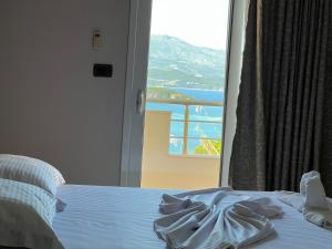 Un pat sau paturi într-o cameră la Hotel Elita