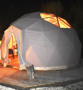 ein Zelt auf einer hölzernen Plattform in der Unterkunft bulle d'amour à 500 m de la plage in Cancale
