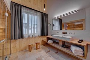 A bathroom at Eibele Chalets