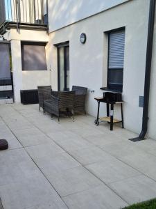 eine Terrasse mit einer Tischtennisplatte und einem Klavier in der Unterkunft Beutlich's Wörtherseeappartements in Velden am Wörthersee