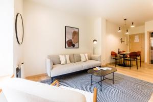 サン・セバスティアンにあるBARTOLOME Suite Apartmentのリビングルーム(ソファ、テーブル付)