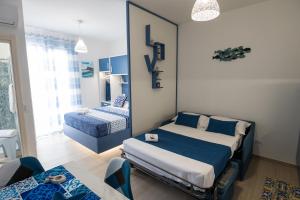 A bed or beds in a room at MARE e Terra Holiday fronte mare