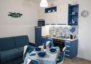 A kitchen or kitchenette at MARE e Terra Holiday fronte mare