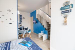 A bed or beds in a room at MARE e Terra Holiday fronte mare