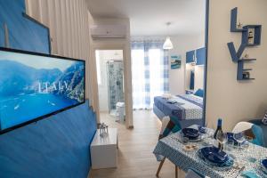 A television and/or entertainment centre at MARE e Terra Holiday fronte mare