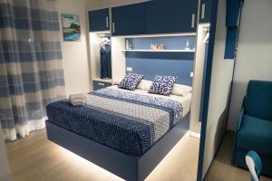 A bed or beds in a room at MARE e Terra Holiday fronte mare