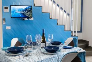 A television and/or entertainment centre at MARE e Terra Holiday fronte mare