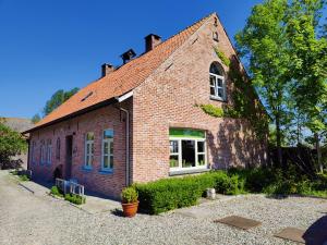 a brick house with a window on the side of it at Cottage Moere in Koekelare