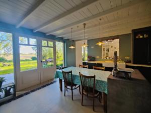 - une cuisine et une salle à manger avec une table et des chaises dans l'établissement Cottage Moere, à Koekelare