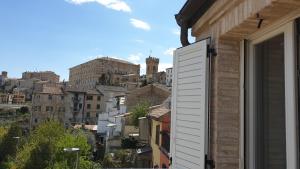 - une vue sur la ville depuis la fenêtre d'un bâtiment dans l'établissement Aghèl Luxury Room, à Recanati