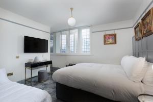 Кровать или кровати в номере Swan & Railway Hotel Wigan