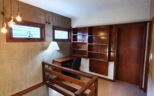 a small room with a desk and a window at Apto Centro de Gramado com Praticidade e Conforto in Gramado