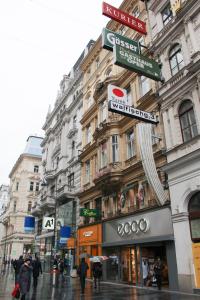 un letrero de la calle frente a un edificio en OPERA Am Operneck SELF CHECK IN, en Viena