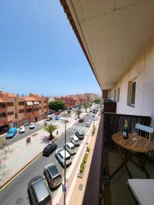 een uitzicht vanaf het balkon van een gebouw met een straat bij Apartamento céntrico en Candelaria, con piscina. in Santa Cruz de Tenerife
