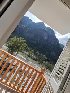 einen Balkon mit Blick auf den Fluss und die Berge in der Unterkunft Bujtina Tinari Theth in Theth