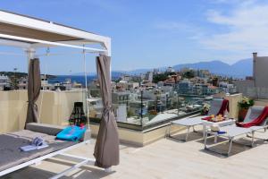 d'un balcon avec vue sur la ville. dans l'établissement Luxury Lake - Center House, à Agios Nikolaos