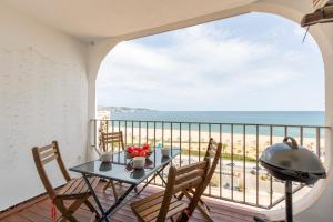 a table and chairs on a balcony with a view of the beach at BLUE HOLIDAYS RELAX & VIEWS Sylvia12 in Empuriabrava