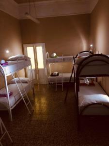 Bunk bed o mga bunk bed sa kuwarto sa Hostel BB La Fenice
