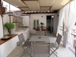 eine Küche und ein Esszimmer mit einem Tisch und Stühlen in der Unterkunft B&B Relais dell'Angelo in Camaiore