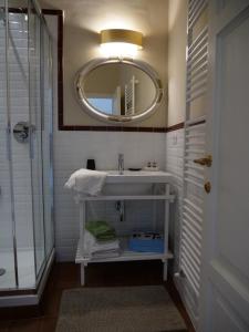 uma casa de banho com um lavatório e um espelho em B&B Relais dell'Angelo em Camaiore