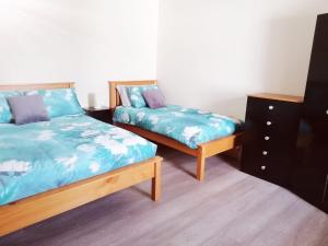 Un pat sau paturi într-o cameră la Cosy 2 Bedroom Cottage