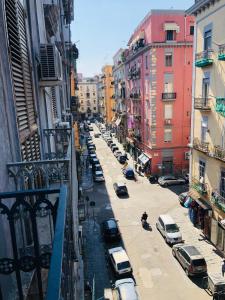 vistas a una calle de la ciudad con coches aparcados en Hostel BB La Fenice en Nápoles