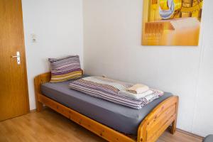 a bed in a corner of a room with at 70 m² Alzey Innenstadt Monteurwohnung max. 5 Personen in Alzey