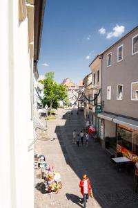 a group of people walking down a street at 70 m² Alzey Innenstadt Monteurwohnung max. 5 Personen in Alzey