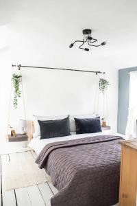 een slaapkamer met een groot bed in een witte kamer bij Cute Self Catering Flat in the Brecon Beacons in Crickhowell