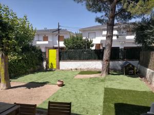 Fotografia z galérie ubytovania Chalet adosado con jardín v destinácii Cebreros