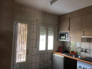 Dapur atau dapur kecil di Chalet adosado con jardín