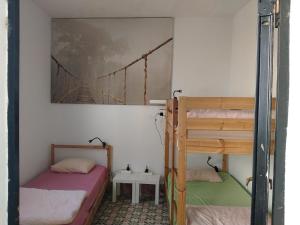 Våningssäng eller våningssängar i ett rum på Lua Lua Hostel Las Palmas