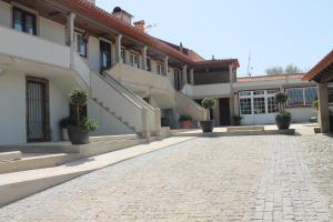 un cortile di un edificio con scale e piante in vaso di Casa d'Artengo a Ponte de Lima