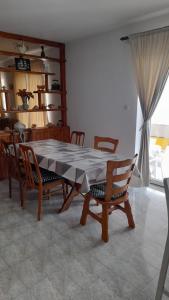 einen Esstisch und Stühle in einem Zimmer in der Unterkunft MERICA Kneže in Korčula