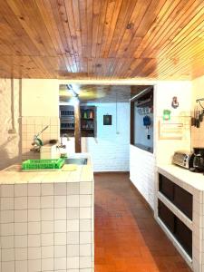 una cocina con fregadero y encimera en Increíble finca en felidia, en Cali