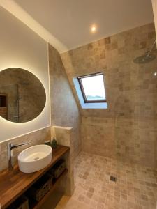 a bathroom with a sink and a mirror at Les Courtines - Appartement de caractère à la Roque-Gageac - Les Charmilles in La Roque-Gageac +19 photos