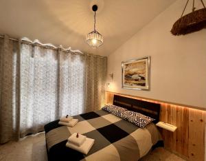 sypialnia z łóżkiem z dwoma ręcznikami w obiekcie KERMIA BEACH HOUSE 43 w Larnace