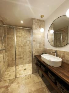 a bathroom with a tub and a sink and a shower at Les Courtines - Appartement de caractère à la Roque-Gageac - Les Lauriers in La Roque-Gageac